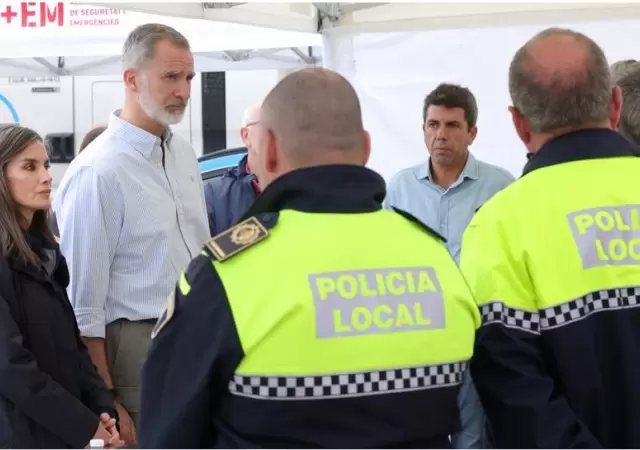La imagen testifica el fracaso del gobierno espa�ol: Felipe VI, la Reina Letizia y detr�s, Pedro S�nchez.