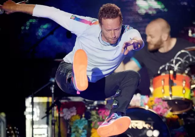 Chris Martin sufri� una ca�da durante un show y preocup� a sus fans