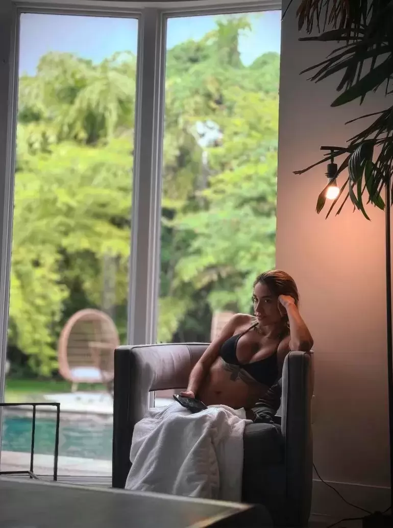 Becerra mostró su microbikini en Miami