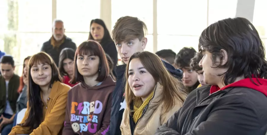 Este tipo de acoso no se limita solo a quienes ejercen la agresi�n y a sus v�ctimas, sino que involucra a quienes observan o alientan el bullying.