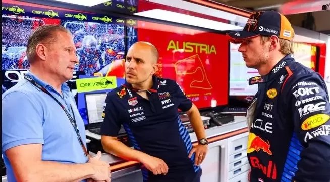 Los Verstappen padre e hijo junto a un t�cnico de Red Bull