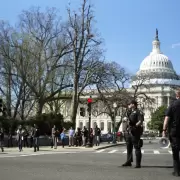 Hombre dispuesto a quemarse a lo bonzo en el Capitolio y amenazas de bomba en Georgia