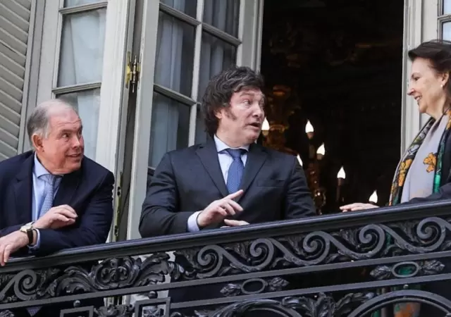 El presidente Javier Milei junto al nuevo jefe de la diplomacia, Gerardo Werthein, y la desplazada Diana Mondino. (Foto: web)