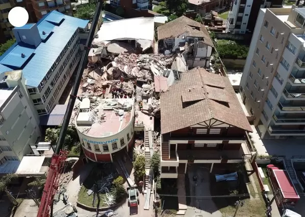 El derrumbe afect� a un edificio lindero en el que estaba Mar�a y su esposo. Foto gentileza de Fernando de la Orden.