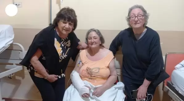 Mar�a est� internada. Es acompa�ada por su prima y hermana.