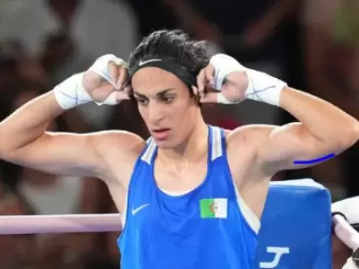 La argelina Khelif se defiende de una acusaci�n.