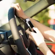 Ojo con hablar mientras conducís: los cambios en la Ley Vial