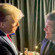 Milei partió a Estados Unidos en busca de un encuentro con Donald Trump