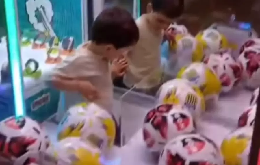 Ni�o dentro de la m�quina de pelotas.