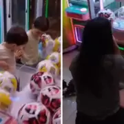 �Ins�lito! Se meti� dentro de una m�quina y su madre lo sac� de milagro