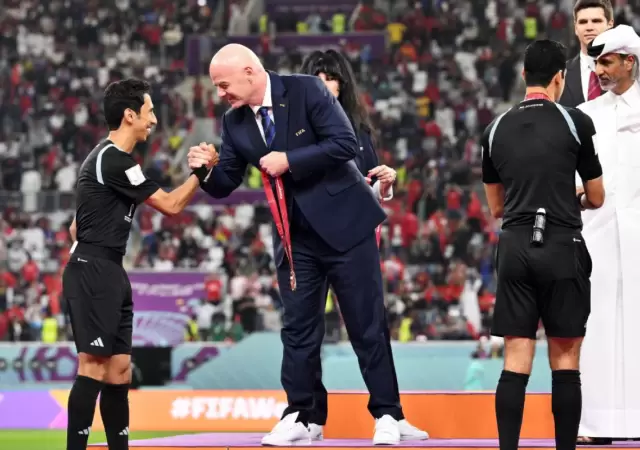 La FIFA busca acelerar las decisiones arbitrales durante los partidos.