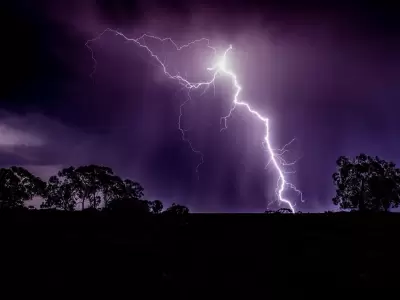 �Lo predijo! Vaticin� la ca�da de un rayo y la naturaleza le respondi� en segundos