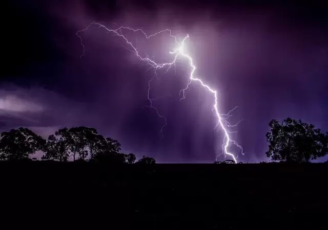 �Lo predijo! Vaticin� la ca�da de un rayo y la naturaleza le respondi� en segundos