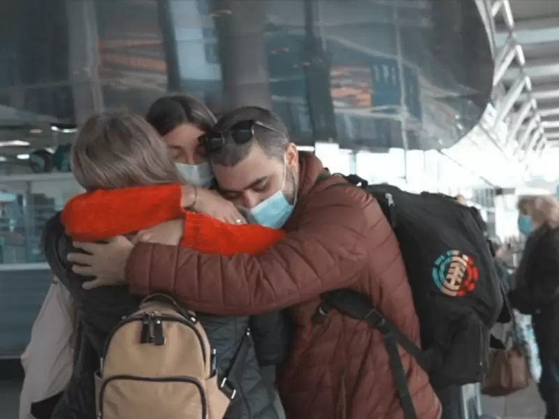 Una escena muy com�n en tiempos pasados, la triste despedido a los hijos que dejaban el pa�s. (Foto: web)