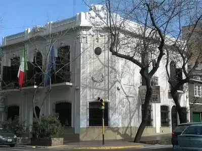 Frente del Consulado de Italia en Mendoza (Per� y Necochea).