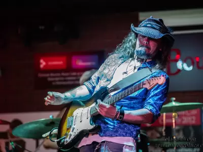 Demi�n Dom�nguez, furioso guitarrista argentino que reside en Europa