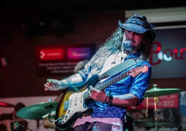 Demi�n Dom�nguez, furioso guitarrista argentino que reside en Europa