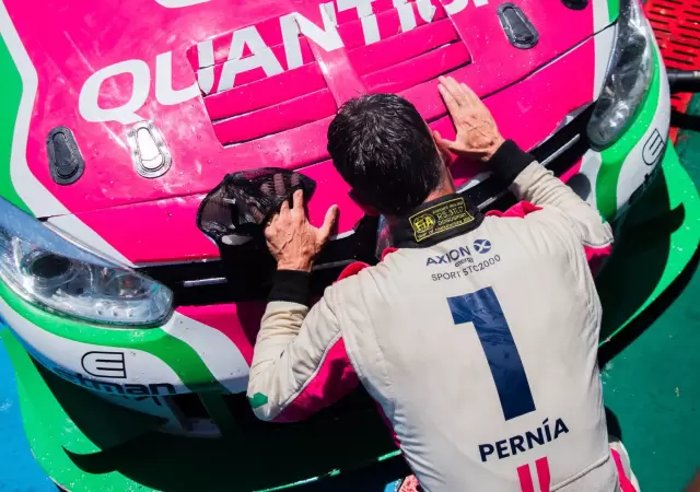 Lionel Pern�a besa el auto luego de la consagraci�n
