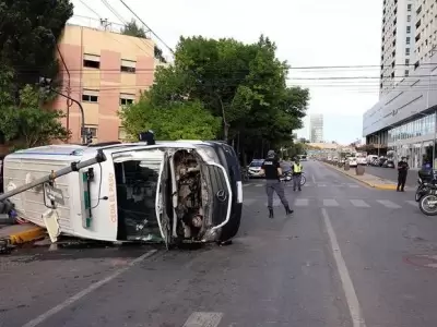 La ambulancia que trasladaba a la joven accidentada volc�