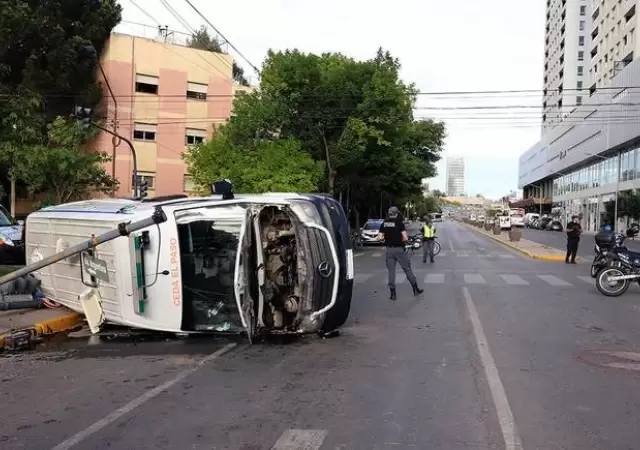 La ambulancia que trasladaba a la joven accidentada volc�