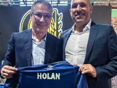 Ariel Holan con la casaca de su nuevo club