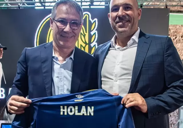 Ariel Holan con la casaca de su nuevo club