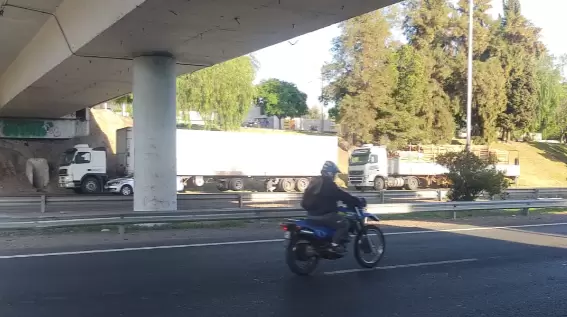 La medida de fuerza inici� temprano el martes antes de que inicie el tratamiento del Presupuesto 2025 en la Legislatura de Mendoza.