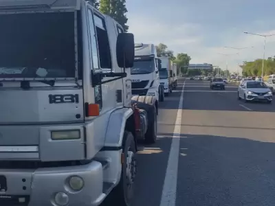 Un larga fila de camiones se observ� desde un poco antes de las 08.00 sobre la Ruta 40 y la intersecci�n de calle Lamadrid en Dorrego, Guaymall�n.