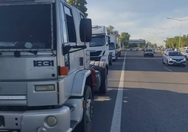 Un larga fila de camiones se observ� desde un poco antes de las 08.00 sobre la Ruta 40 y la intersecci�n de calle Lamadrid en Dorrego, Guaymall�n.
