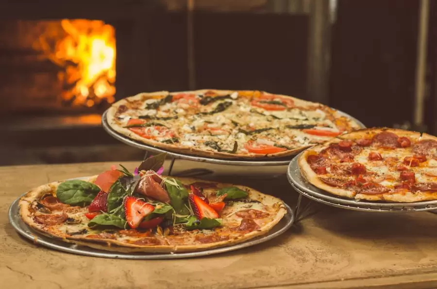 Fotografía De Enfoque Superficial De Varias Pizzas
