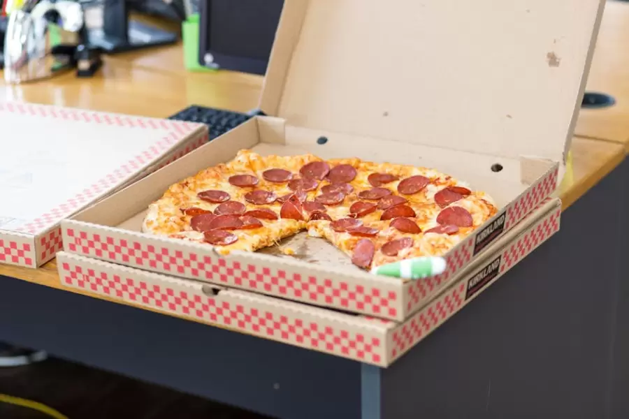 Pizza Con Caja En Mesa