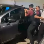 Insólita excusa de los padres que abandonaron a su hija en el auto