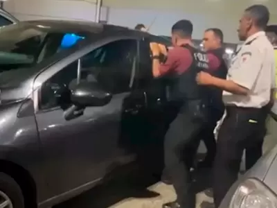 Funcionarios policiales abrieron el veh�culo en el que estaba la ni�a. Foto: web