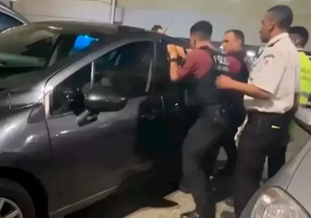Funcionarios policiales abrieron el veh�culo en el que estaba la ni�a. Foto: web