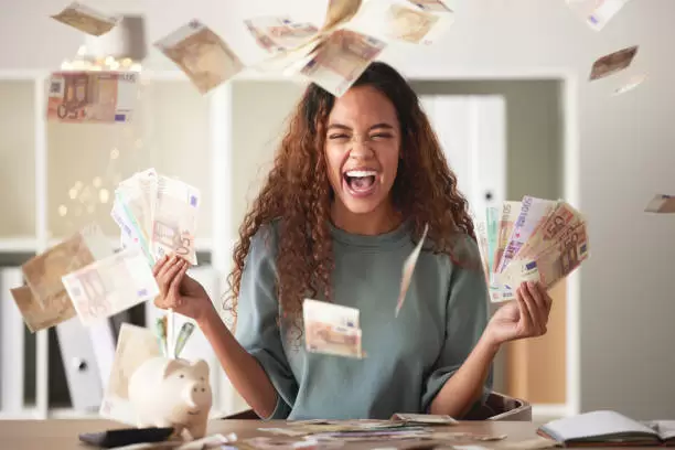 Mujer con dinero