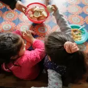 Alertan que muchas familias se saltan algunas comidas del d�a