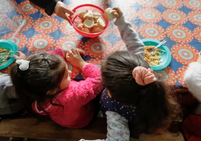 Unos diez millones de chicas y chicos en la Argentina comen menos carne y l�cteos en comparaci�n al a�o pasado.