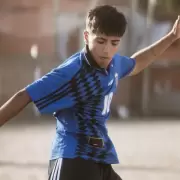 �Como el abuelo! El nieto de Maradona gambete� y jug� en Villa Fiorito