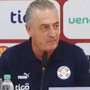 Gustavo Alfaro y un emotivo abrazo con un repositor de un supermercado en Paraguay