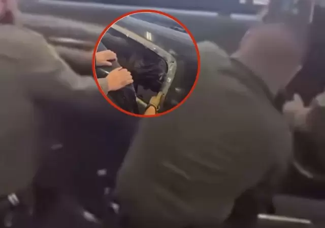 Autoridades de la frontera estadounidense en momentos en que retiran la chapa de la camioneta.