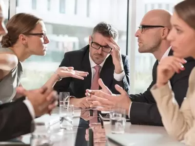 La llegada de alguien que interrumpe una charla genera cierto tipo de malestar entre los que son 'atacados' por el 'metido'