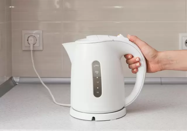 Sin vinagre: el truco para limpiar el sarro de la pava el�ctrica y dejarla como nueva