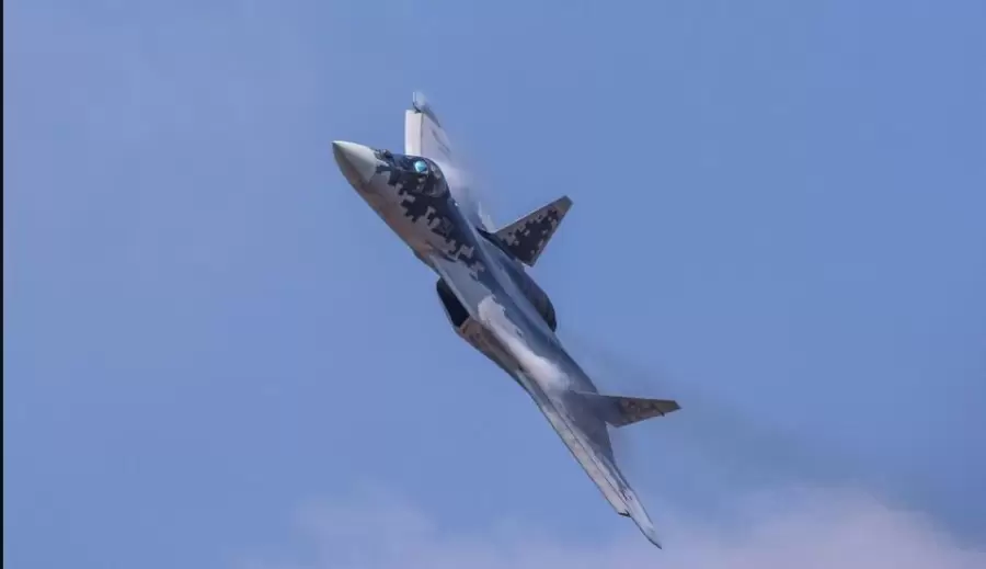 Un avi�n de combate Su-57 de Rusia en plena demostraci�n.