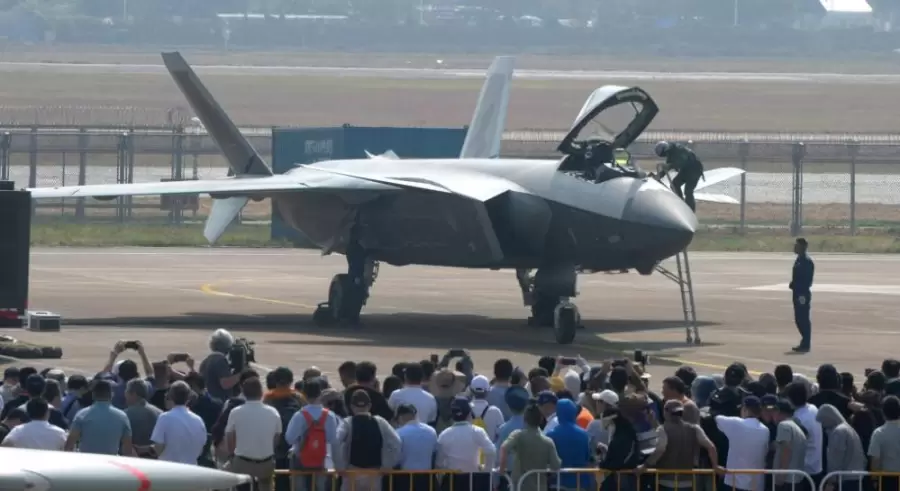 Un avi�n de combate furtivo J-20 de China despu�s de terminar una exhibici�n.