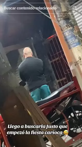 Padre esperando que hija salga del cumplea�os.