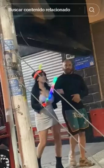 Padre e hija saliendo del cumplea�os.