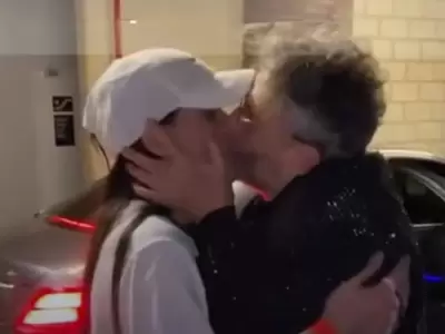 El beso entre P�ez y el cantante de Mala Fama.