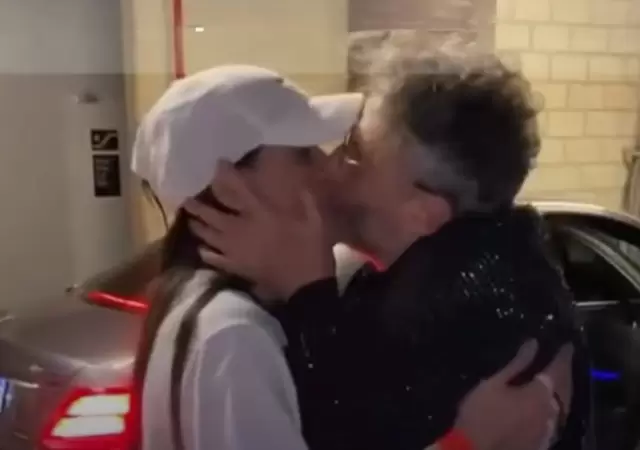El beso entre P�ez y el cantante de Mala Fama.