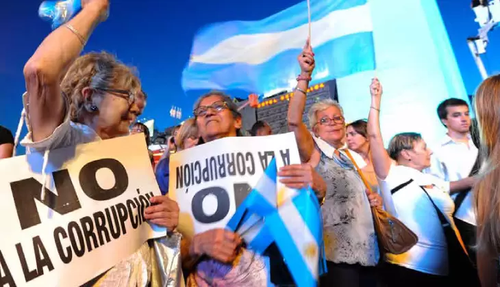 "No se pueden tolerar m�s cosas como estas, traicionando la voluntad popular y haci�ndole da�o a la sociedad" (De Sensi)