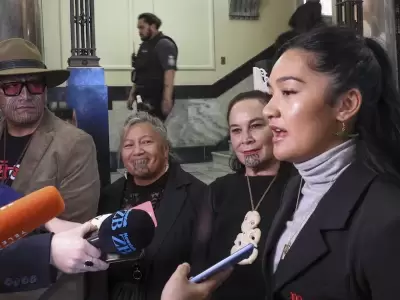 Video: Diputados maor�es desaf�an al Gobierno con una protesta que paraliza la sesi�n